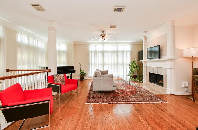 Building Photo - Furnished Montrose rental close to everyth...