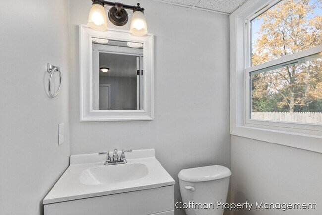 Building Photo - 2511-2513 Ridgefield Dr NE