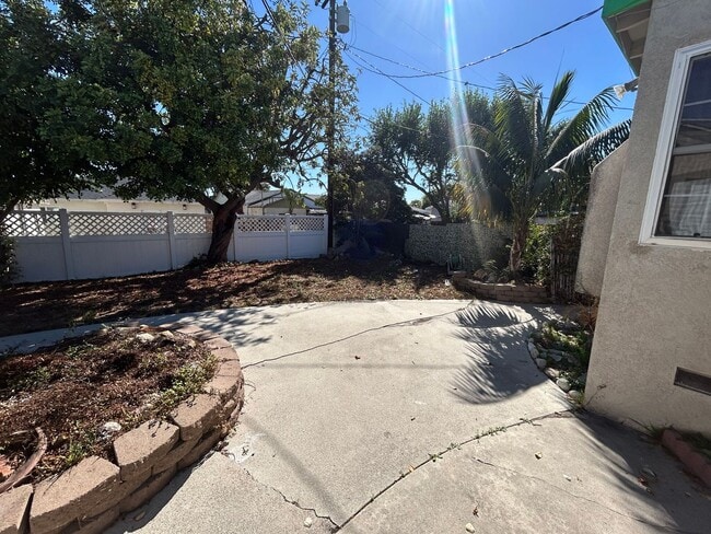 Building Photo - Lovely house for rent: 4 bed 1.75 bath in ...
