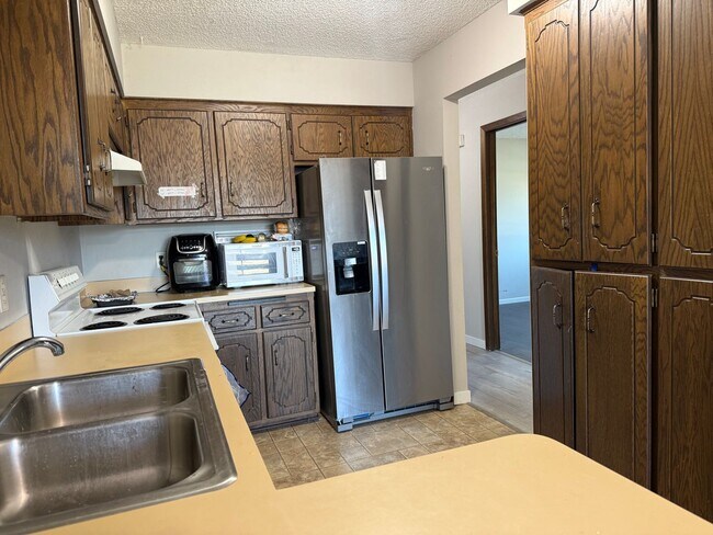 Building Photo - Low Maintenance Living - 2 Bedroom 2 Bathr...