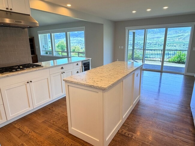 Building Photo - Luxury, golf course living with VIEWS! 3+ bed, 3 bath, three car garage and so much more!
