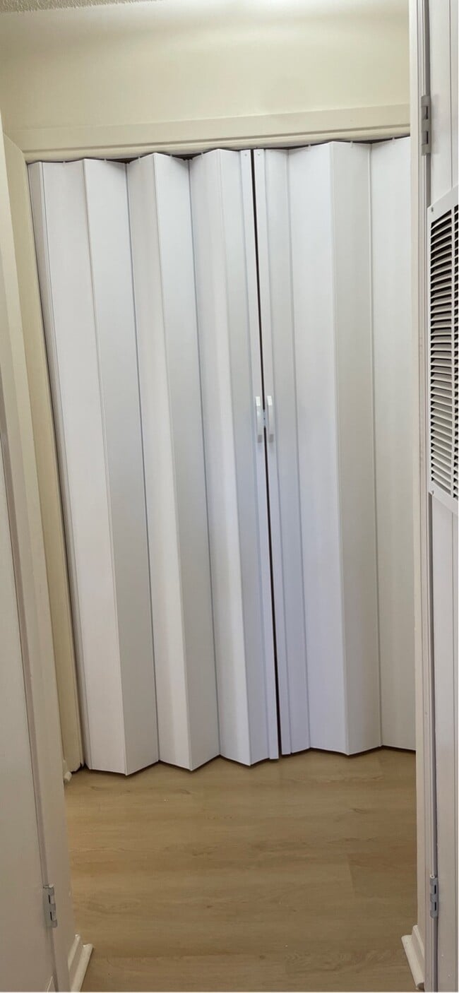 Building Photo - 401 Shadow Oaks Dr