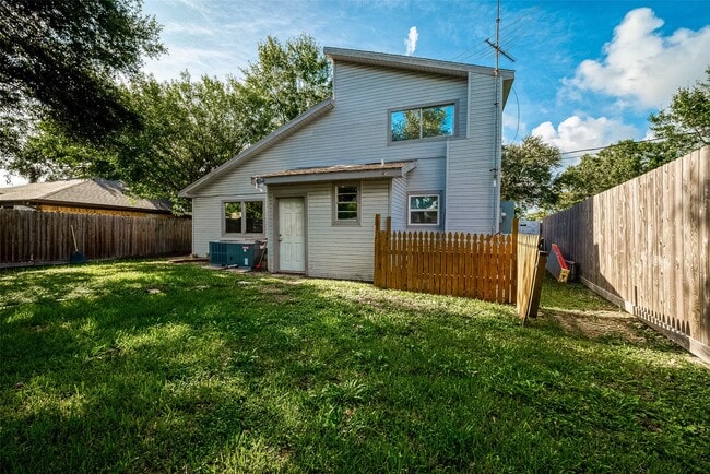 Building Photo - 6311 Crestside Dr
