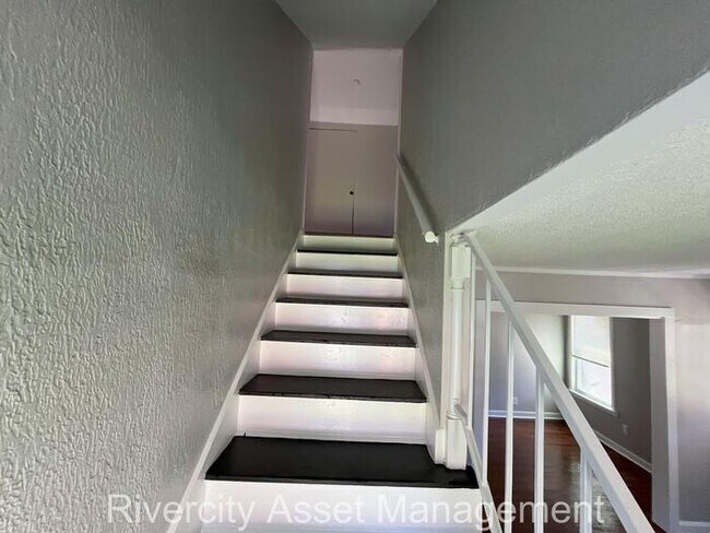 Building Photo - Berclair Beauty with 2 Bonus Bedrooms, Sun...