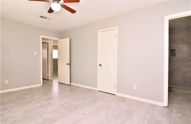 Building Photo - 530 Cambridge Village Dr