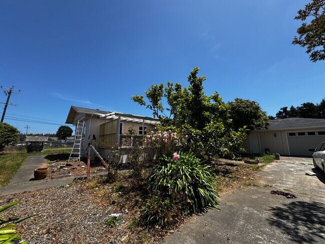 Building Photo - Pet-friendly Home located in sunny Ridgewood