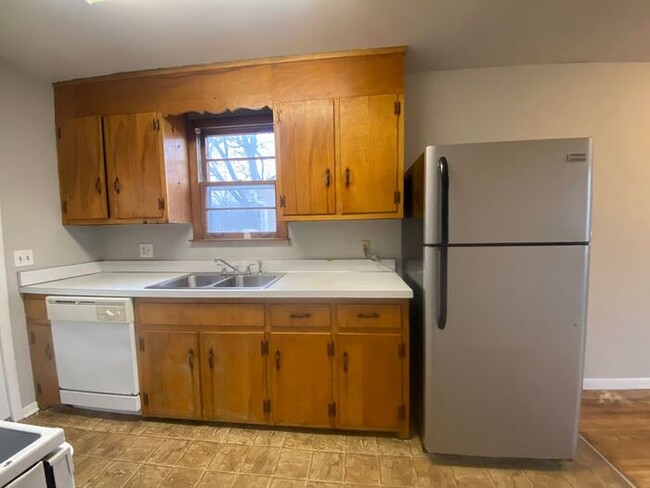 Building Photo - FOR RENT!!! 3 Bedroom House - Large Fenced...
