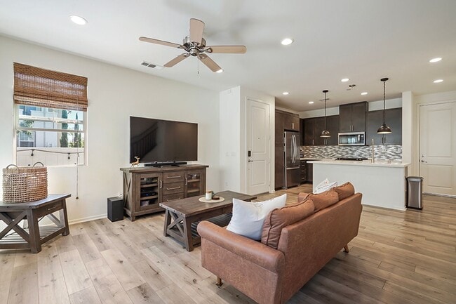 Building Photo - Beautiful TownHome in Pacific Ridge Rancho...