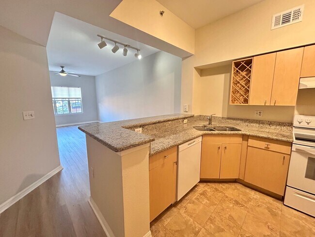 Building Photo - 1 Bed/1 Bath Condo in Gorgeous Resort Styl...