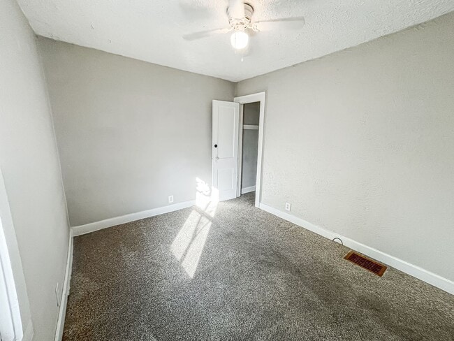 Building Photo - 2230 Woodlawn Ave