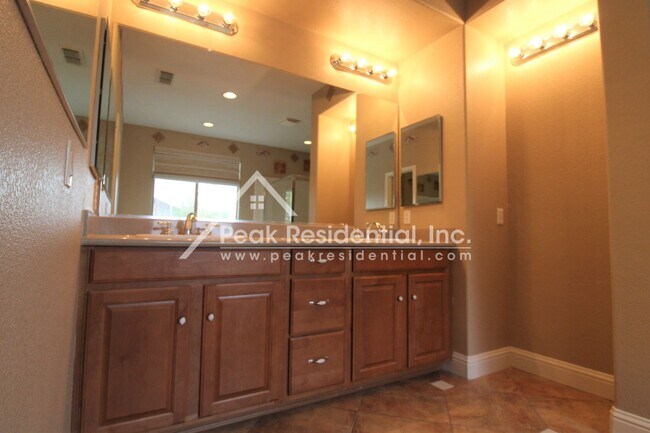 Building Photo - Wonderful 4bd/2.5ba Elk Grove Home with 3 ...