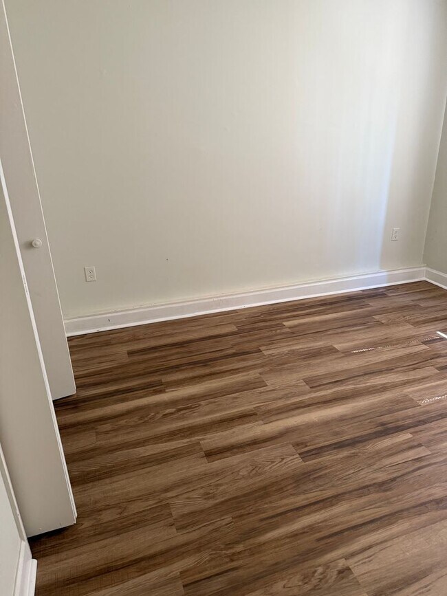 Building Photo - Beautiful Large 4th floor Highrise 2 bed 2 bath