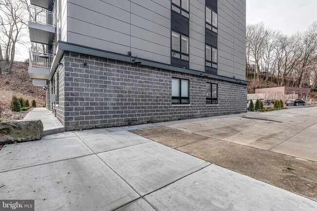 Building Photo - 1952 Bryn Mawr Ave