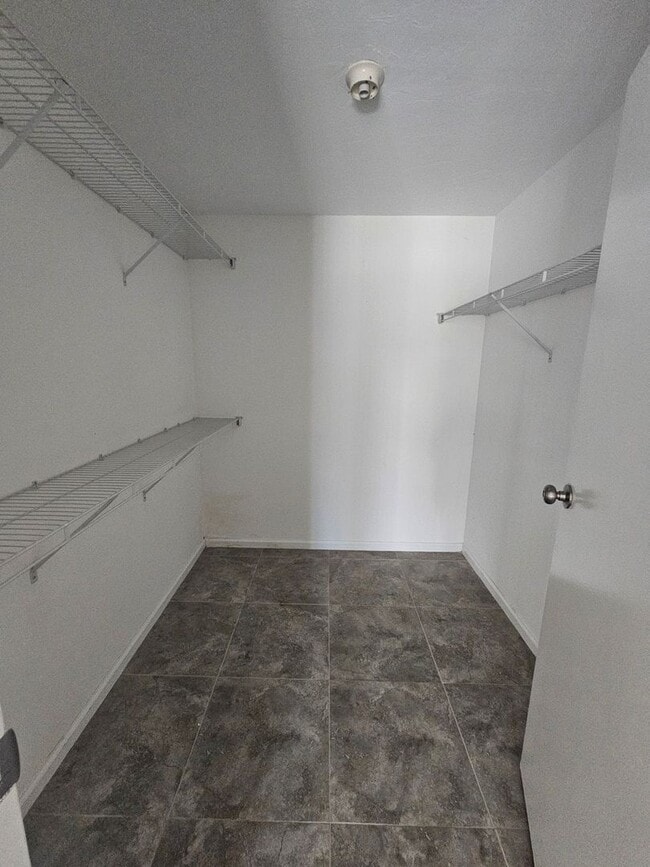 Building Photo - Pet Friendly Updated GREAT home in the area of Trafalgar and Skyline close to boat ramp and park!
