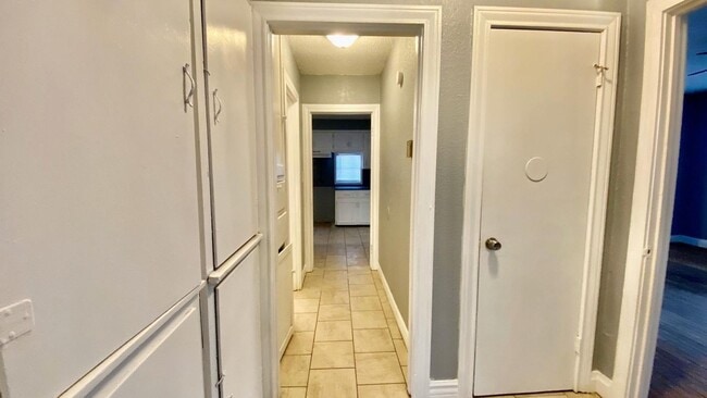 Building Photo - Handyman Special $0 First Month's Rent / “You fix, you SAVE BIG!!” Contact Mayshell for details: ...