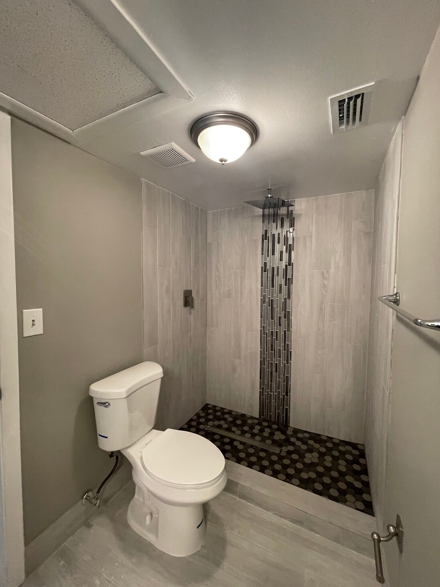 Building Photo - 2803 N Oakland Forest Dr