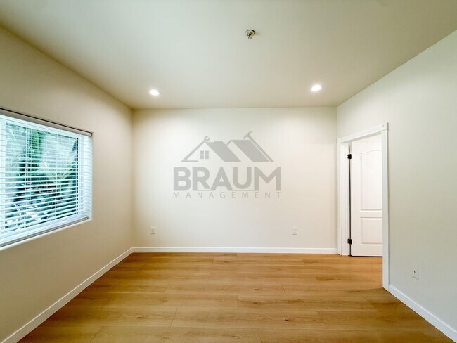 Building Photo - 10849 Fruitland Dr