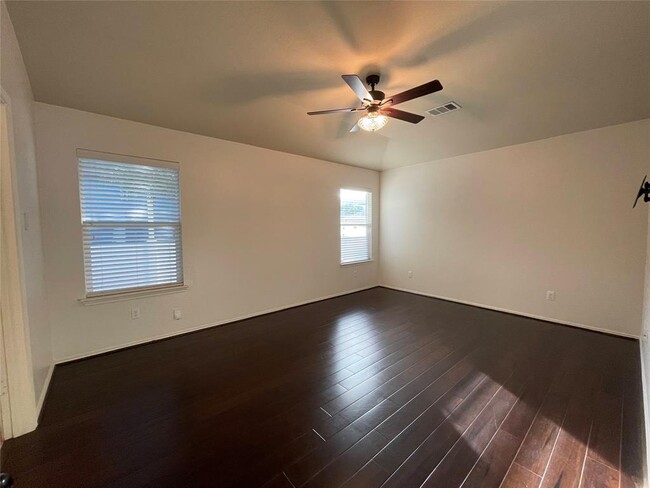 Building Photo - 807 Alamo Plaza Dr