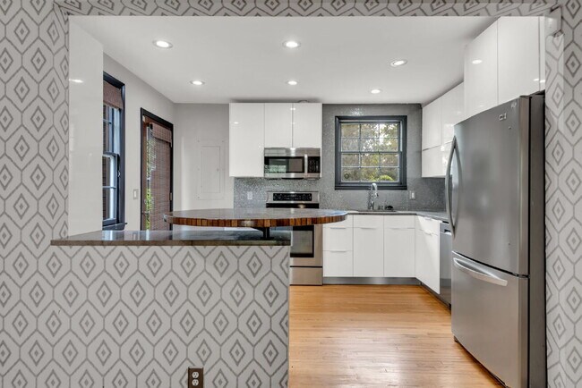 Building Photo - "Charming 3-Bedroom Haven with Gleaming Hardwood Floors in Vibrant Nashville Neighborhood!"