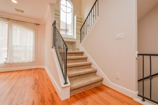 Building Photo - 2422 Dorrington St