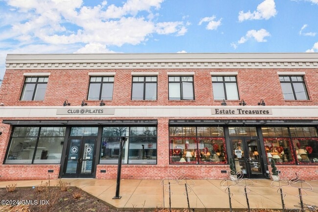 Building Photo - 1381 E Putnam Ave