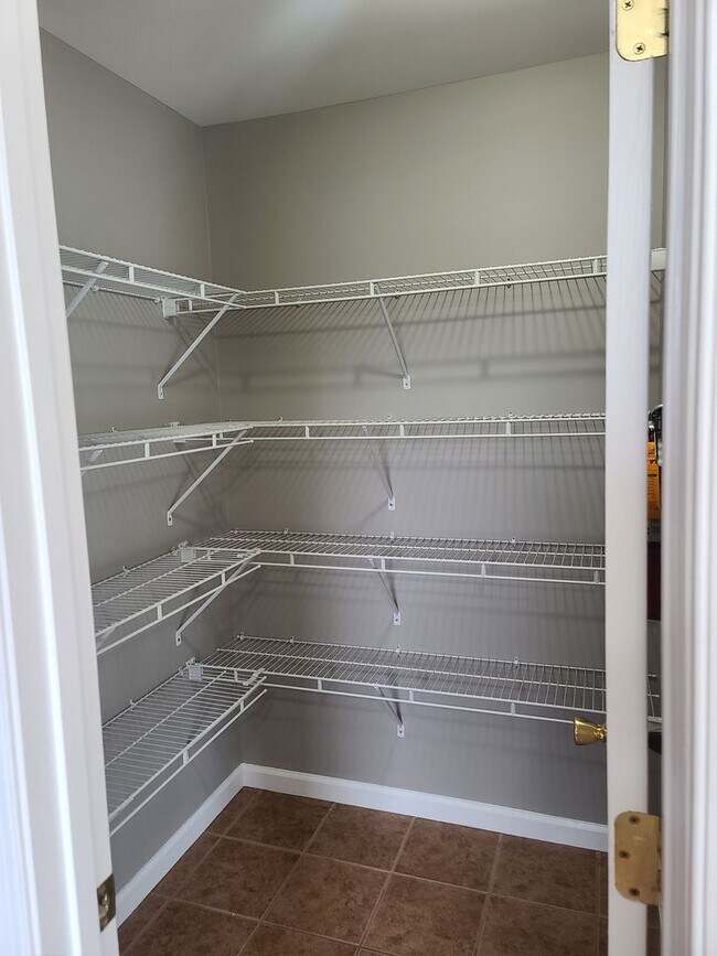 Building Photo - 3 Bed 2.5 Bath Townhome Ready for You in W...