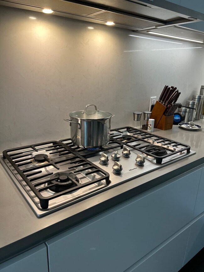 Building Photo - Spacious 930 SF Luxury Condo | Fifth & West | Market District