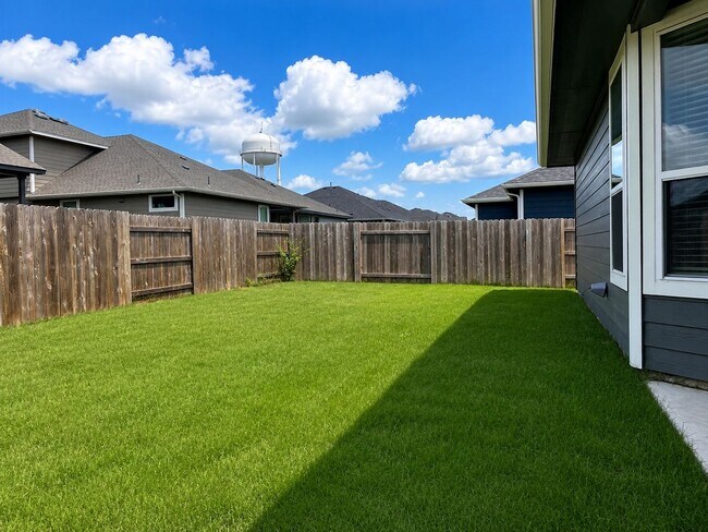 Building Photo - Beautiful 3 Bedroom Home + Study in Paramount