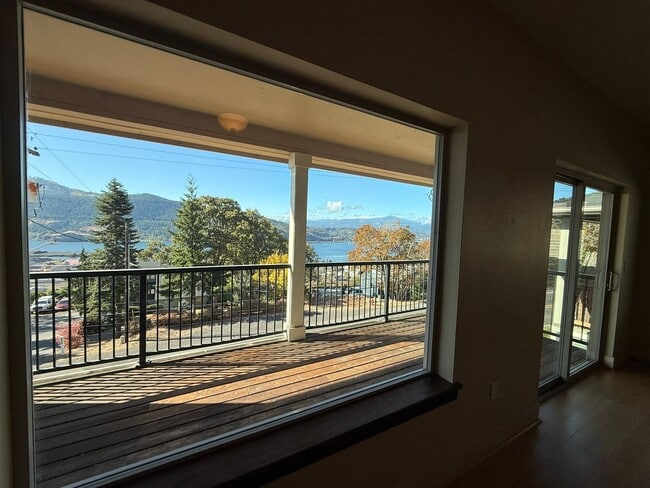 Building Photo - 2 Bedroom Townhouse For Rent In White Salmon