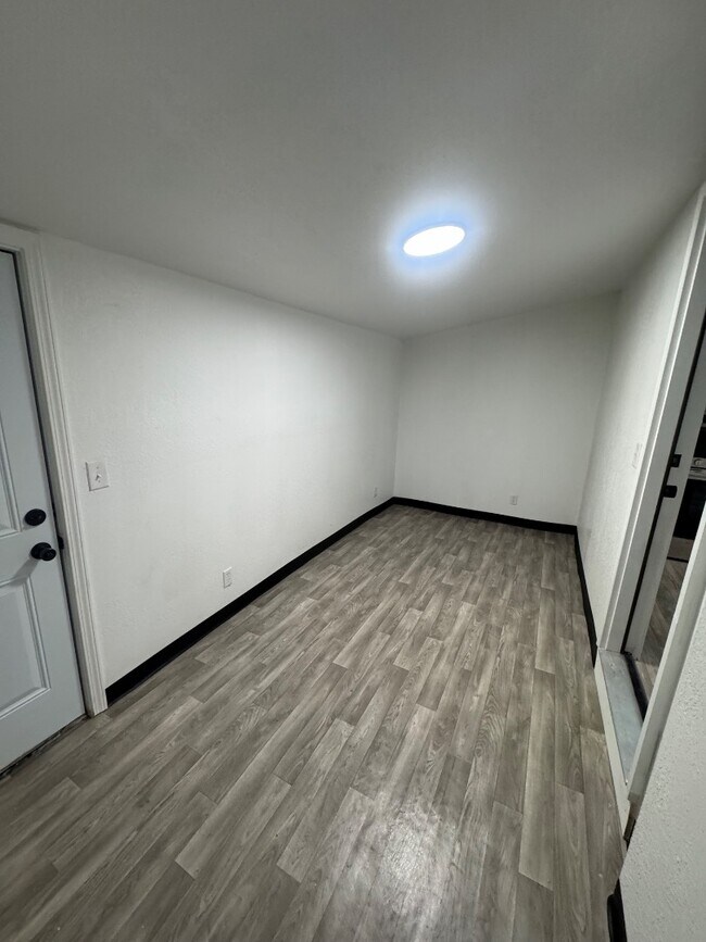 Building Photo - 315 W Oakridge Ave