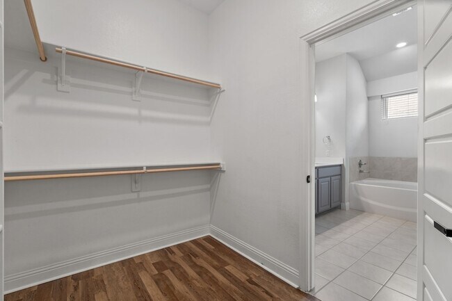 Building Photo - 1440 Lakeview Dr