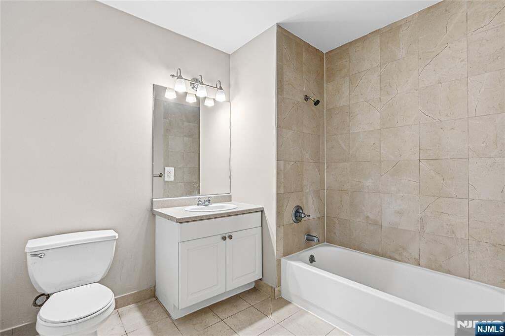 Building Photo - 905 River Rd