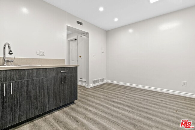 Building Photo - 330 E Dryden St