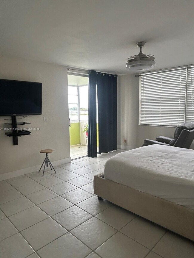 Building Photo - 1401 NE Miami Gardens Dr