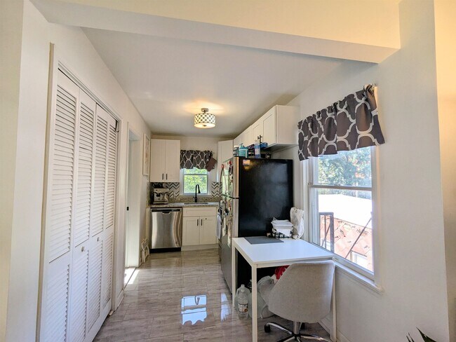 Building Photo - 277 3rd St