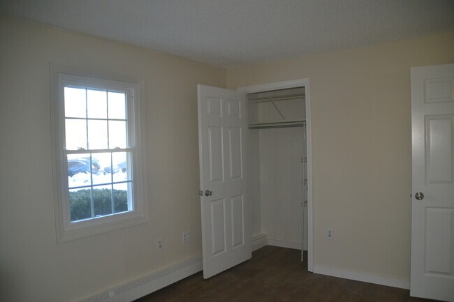 Building Photo - 12 St James Pl