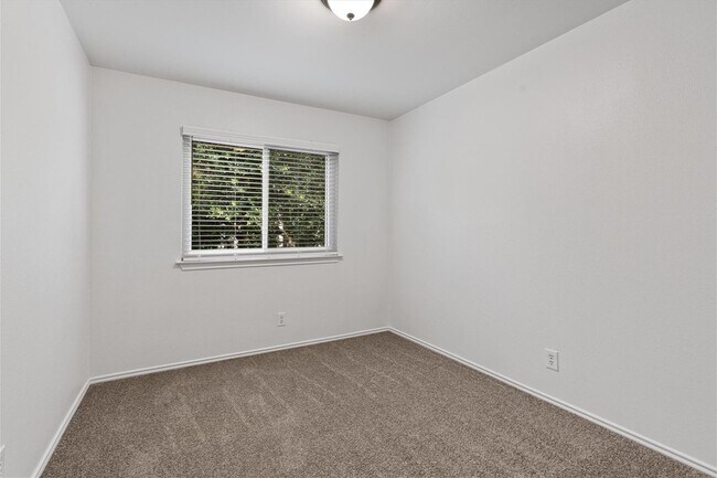 Building Photo - 1516 White Oak Loop