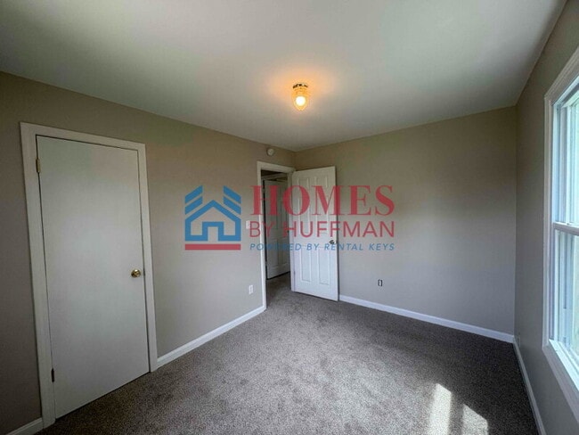 Building Photo - Three Bedroom | 1.5 Bathroom | Garage | Ne...