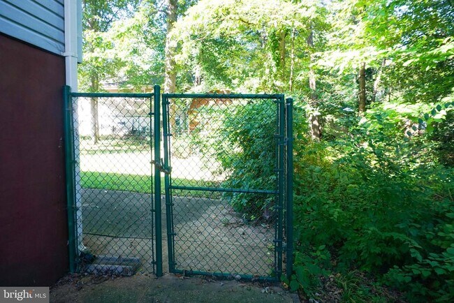 Building Photo - 4904 Hollywood Rd