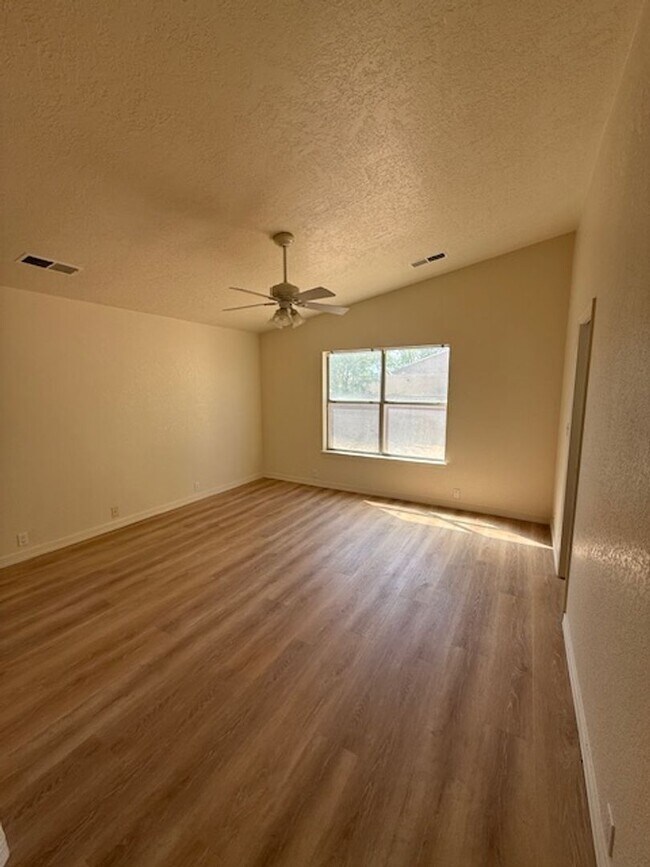 Building Photo - Charming and functional 3-Bedroom 2-Bath near Kirtland Air force base