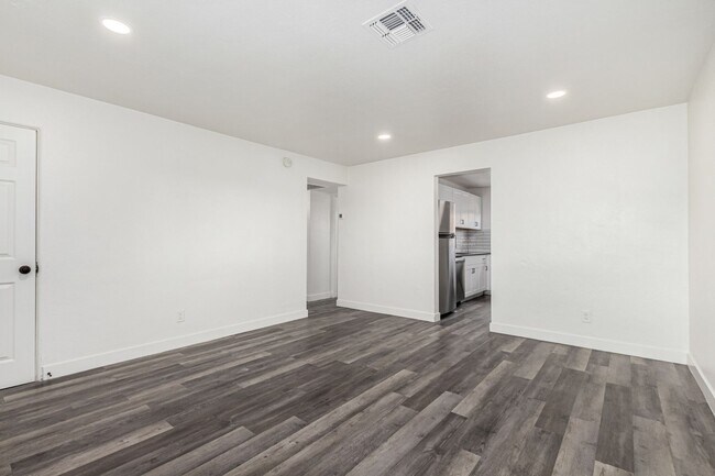 Building Photo - Grand Canyon University Two Bedroom - 4 Weeks of Free Rent!