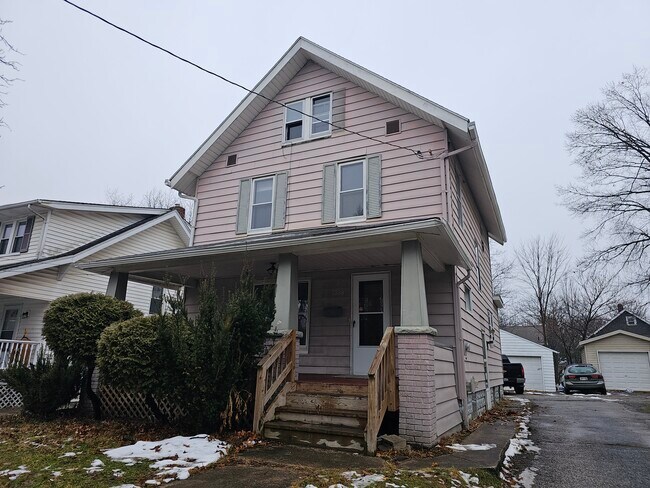 Building Photo - 1098 Big Falls Ave