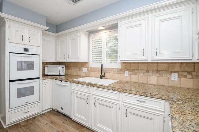 Building Photo - 1711 Earl of Dunmore St