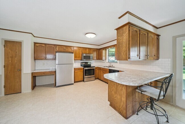 Building Photo - Spacious Single Story 4 Room Home + Sunroo...