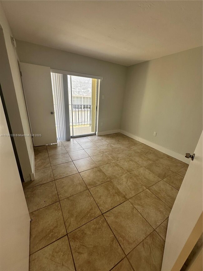 Building Photo - 1208 Salzedo St
