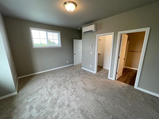 Building Photo - NEW 4 Bedroom / 4.5 Bath Duplex. A/C in every bedroom