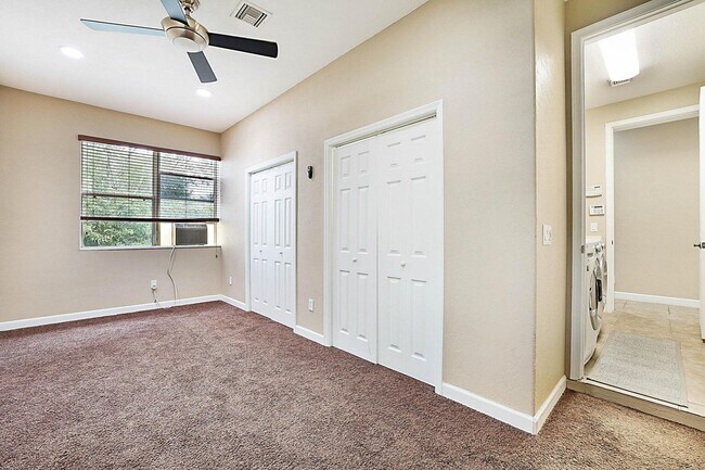 Building Photo - 748 Cresta Cir