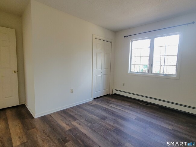 Building Photo - 799 Middle Turnpike