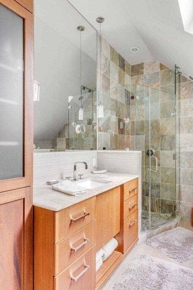 Building Photo - 209 Station 17 St