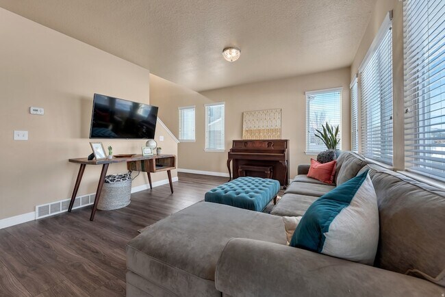 Building Photo - 3234 W Desert Lily Dr